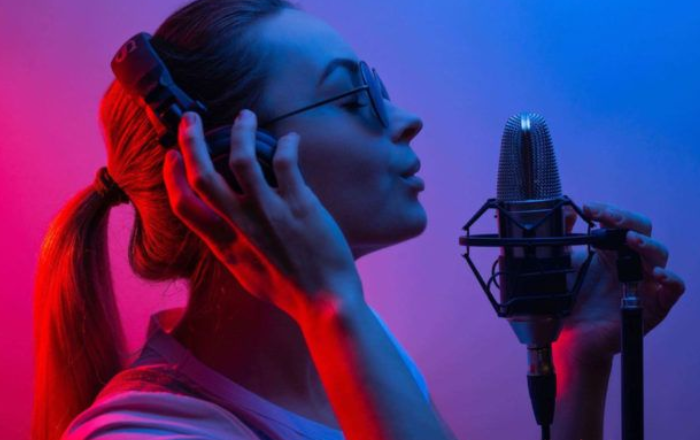 How Online Vocal Lessons Guide Beginners in Discovering Their Unique Sound